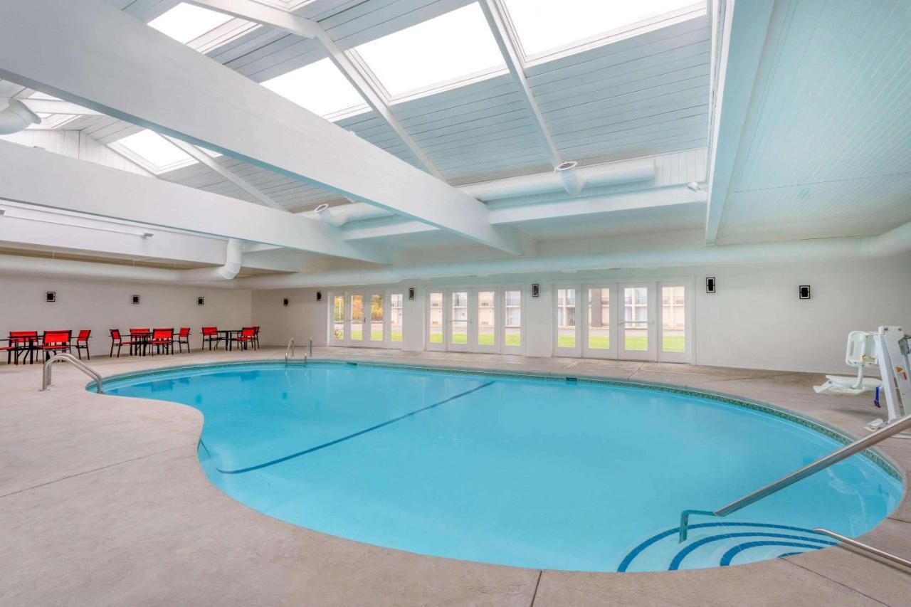 Hotel Ramada By Wyndham Hartford North - Bradley Airport Windsor Locks Exterior foto