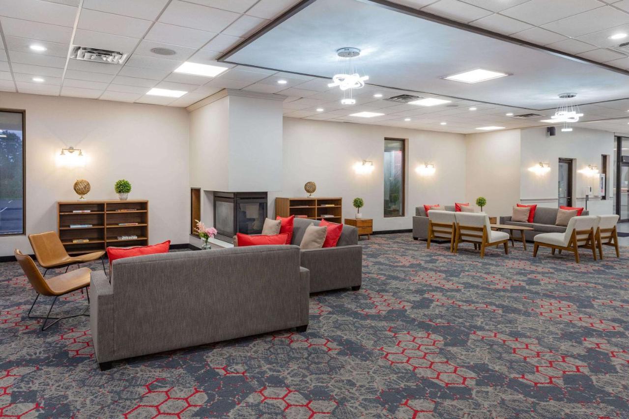 Hotel Ramada By Wyndham Hartford North - Bradley Airport Windsor Locks Exterior foto