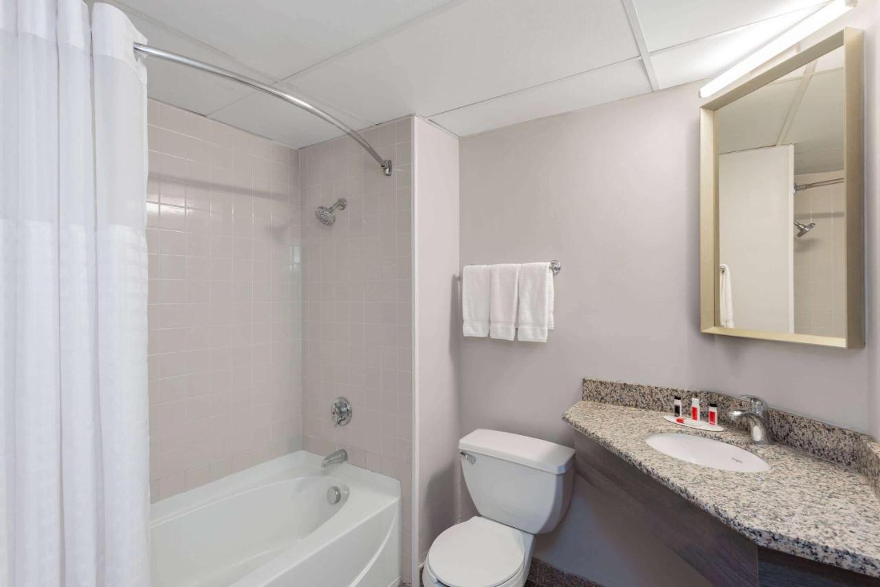 Hotel Ramada By Wyndham Hartford North - Bradley Airport Windsor Locks Exterior foto