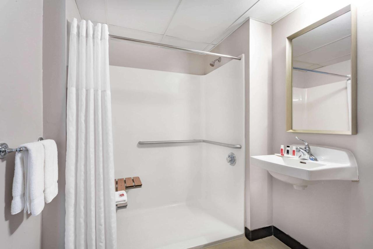 Hotel Ramada By Wyndham Hartford North - Bradley Airport Windsor Locks Exterior foto